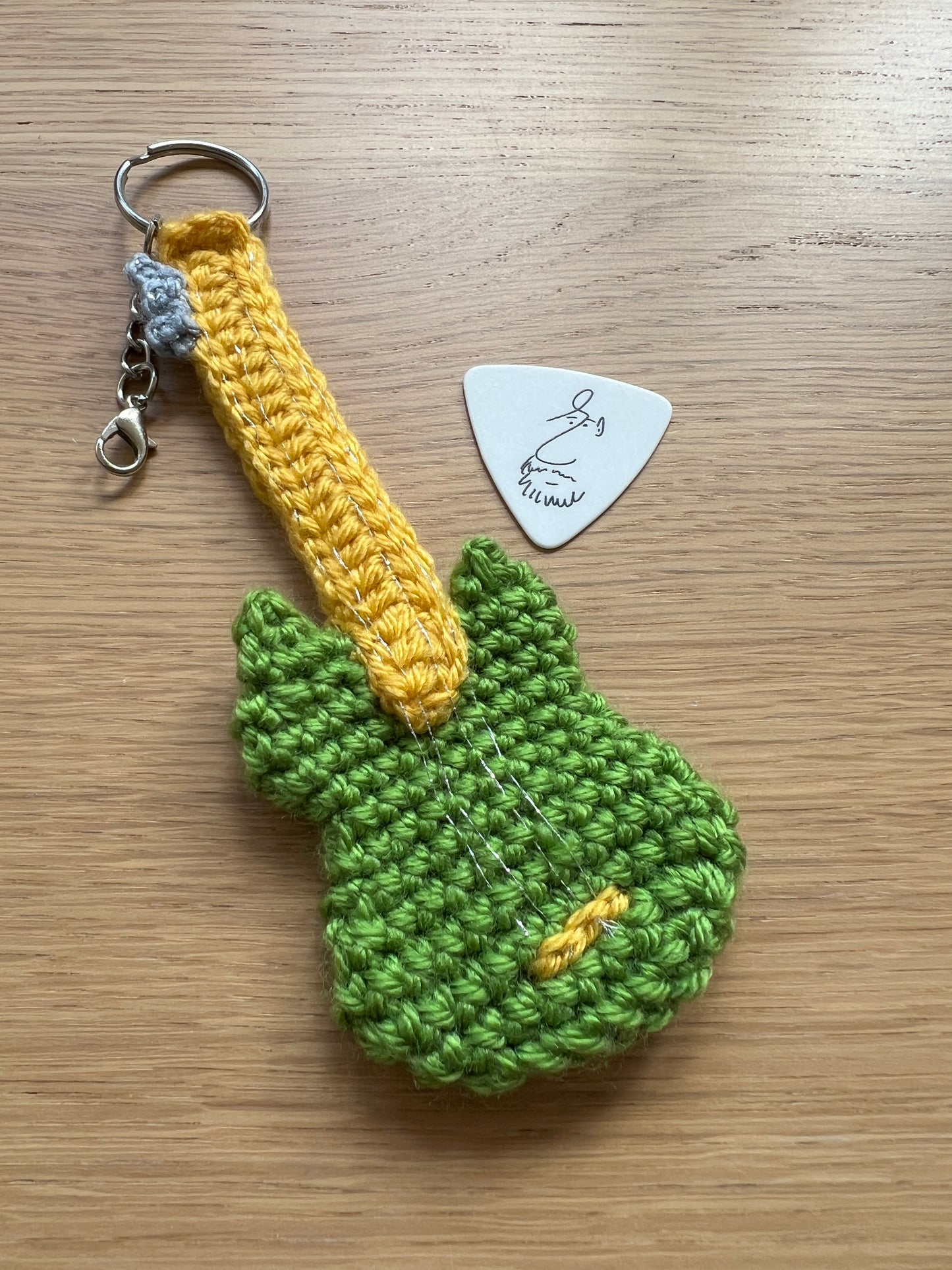 Breloczek szydełkowa gitara + kostka do gry