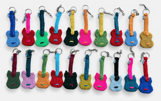 Breloczek szydełkowa gitara + kostka do gry