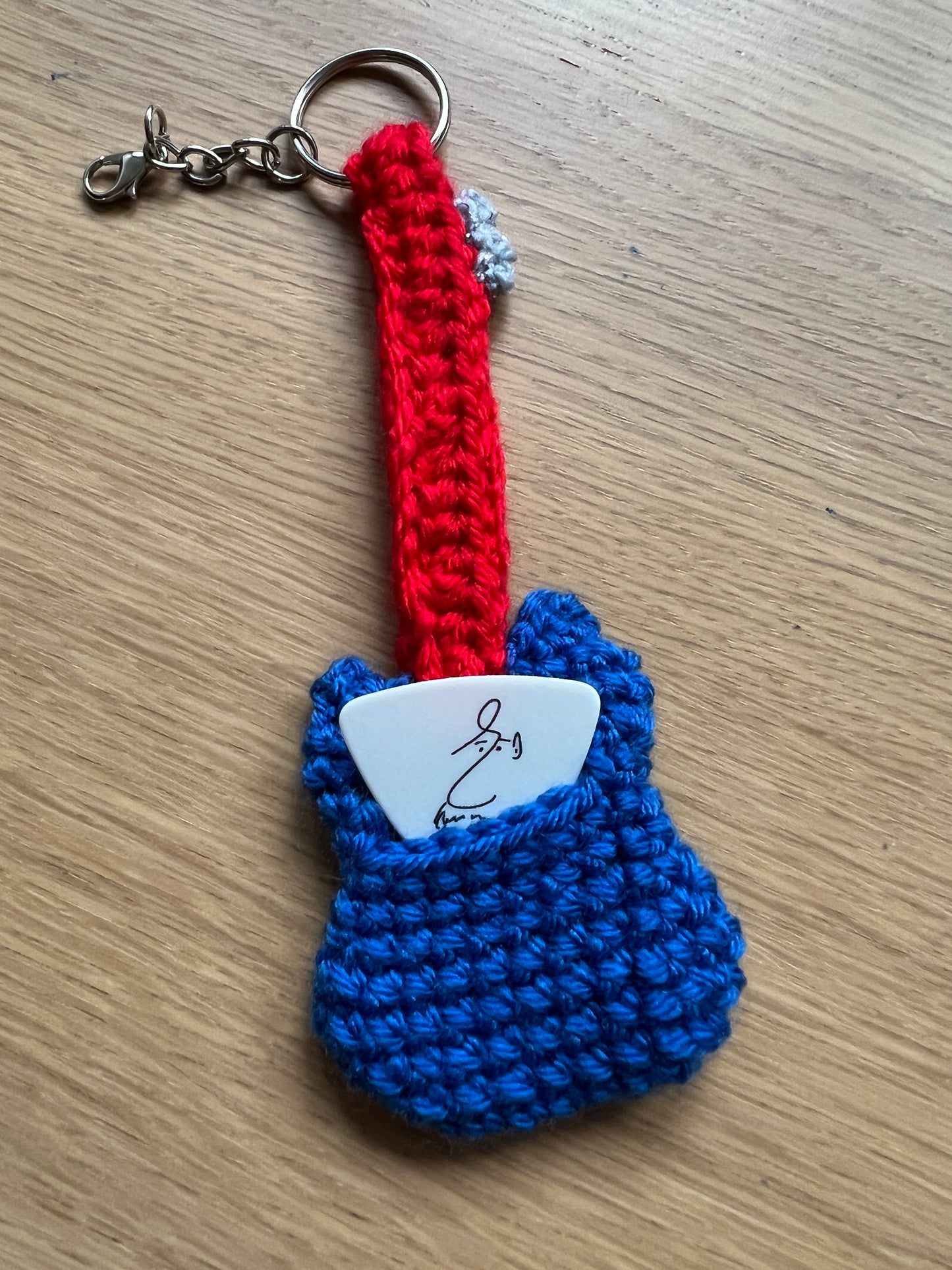 Breloczek szydełkowa gitara + kostka do gry