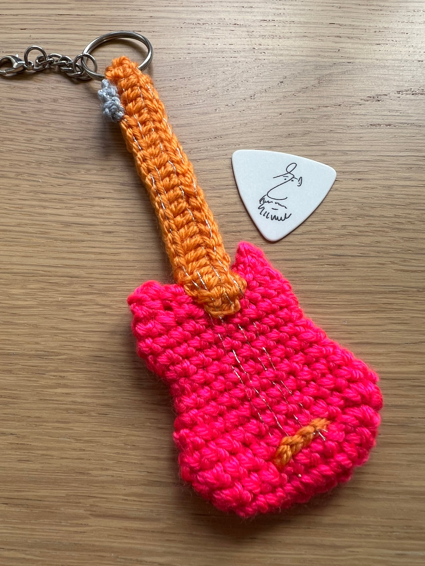 Breloczek szydełkowa gitara + kostka do gry