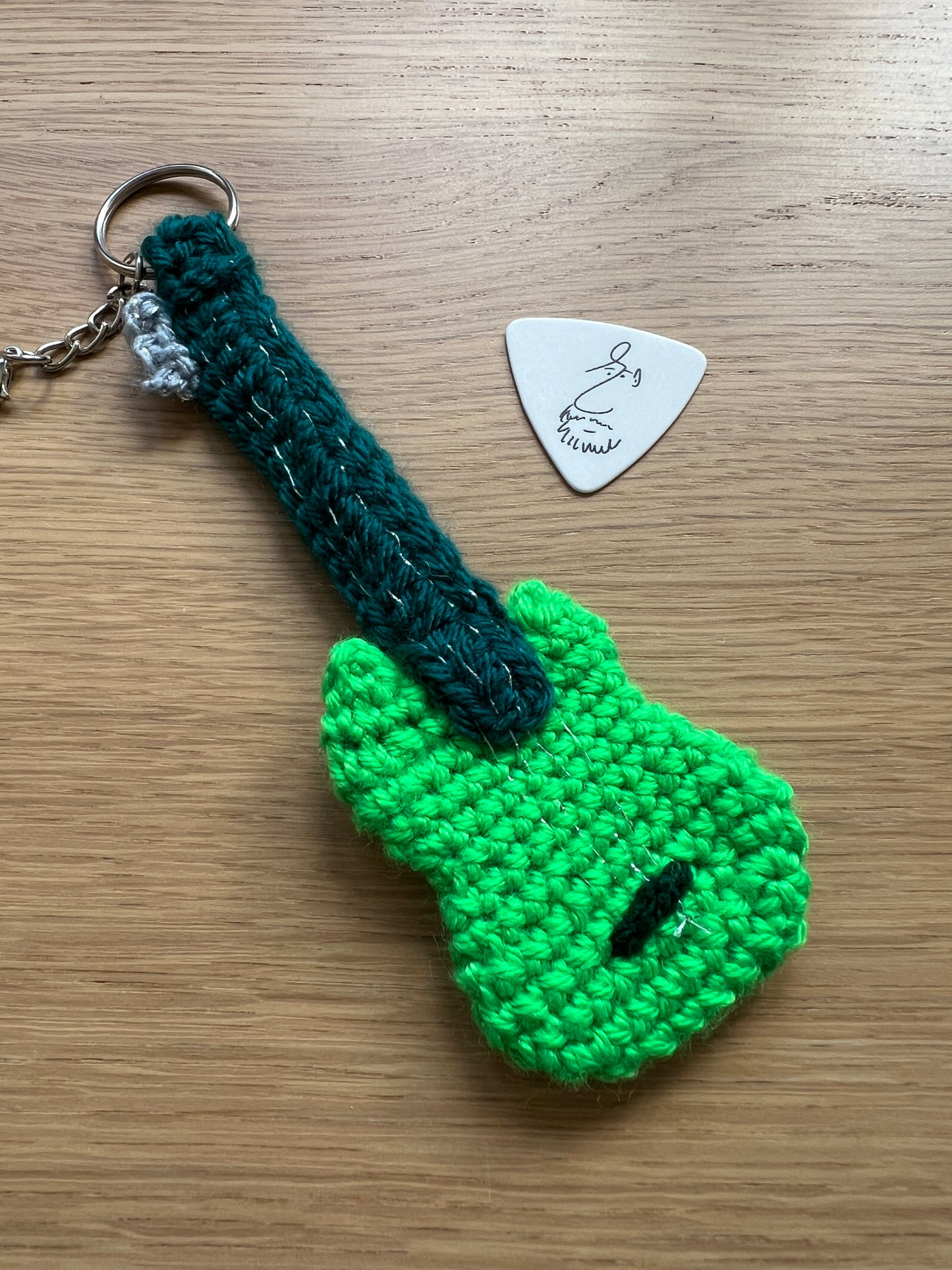 Breloczek szydełkowa gitara + kostka do gry