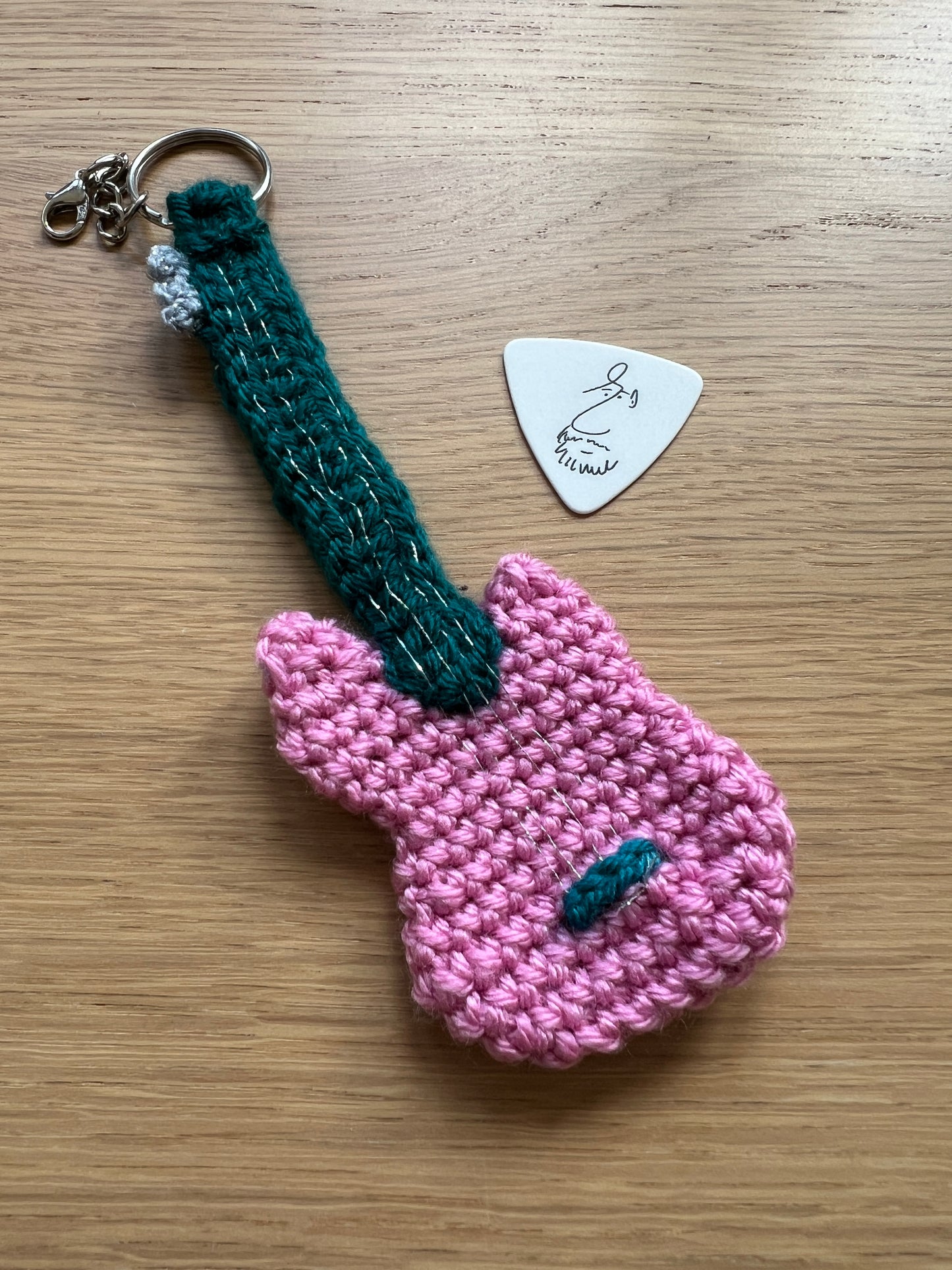 Breloczek szydełkowa gitara + kostka do gry