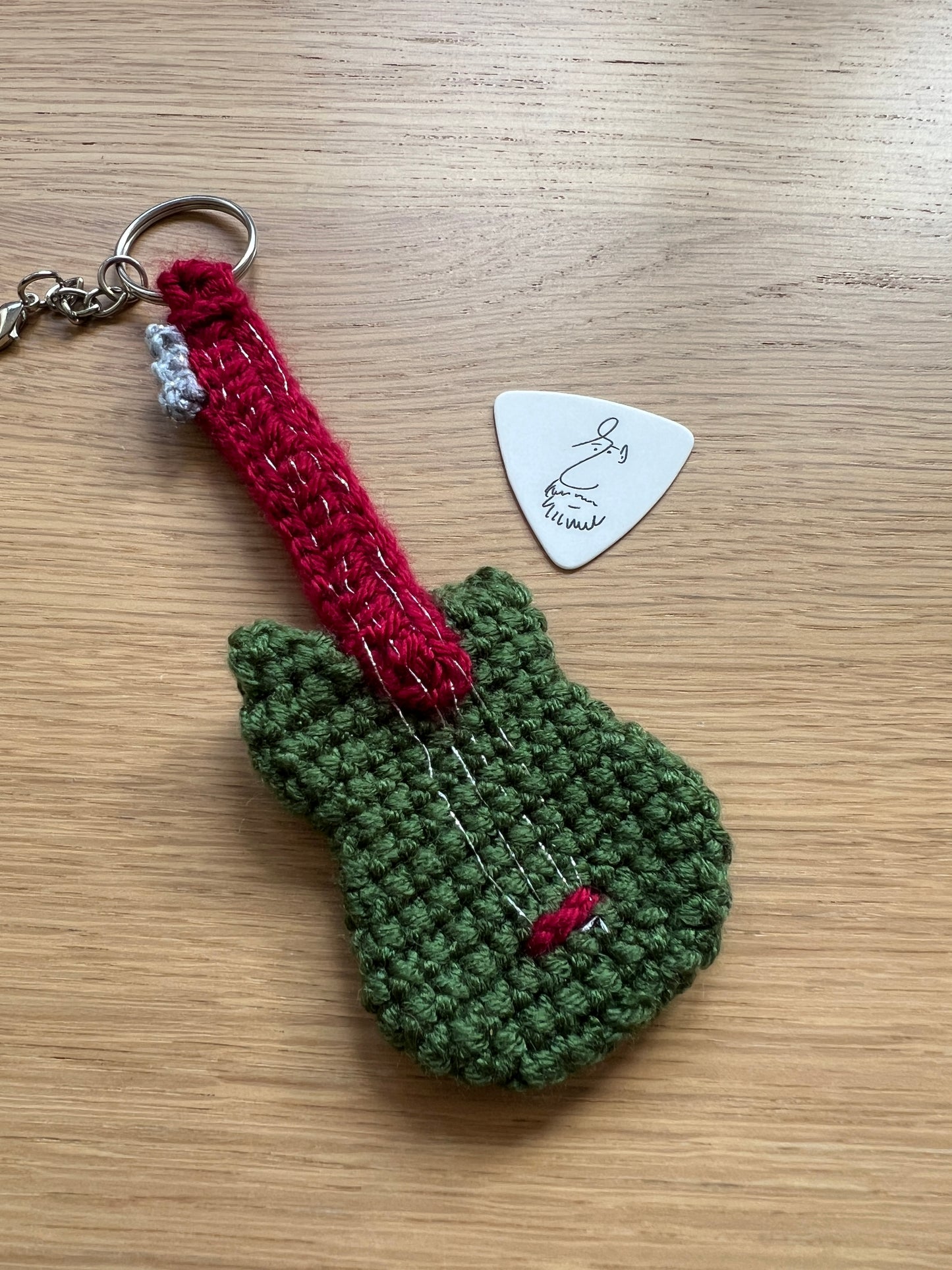 Breloczek szydełkowa gitara + kostka do gry