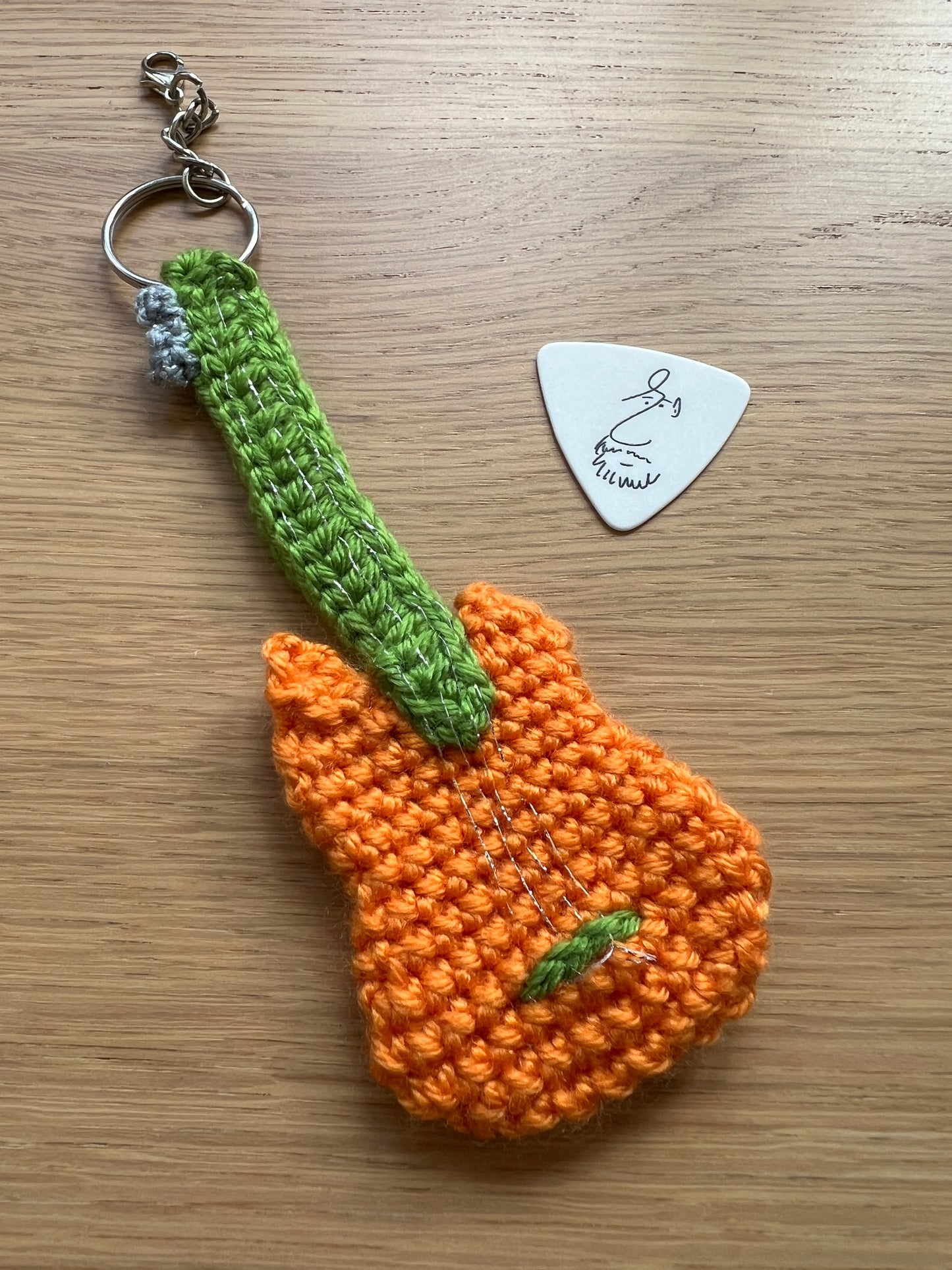 Breloczek szydełkowa gitara + kostka do gry