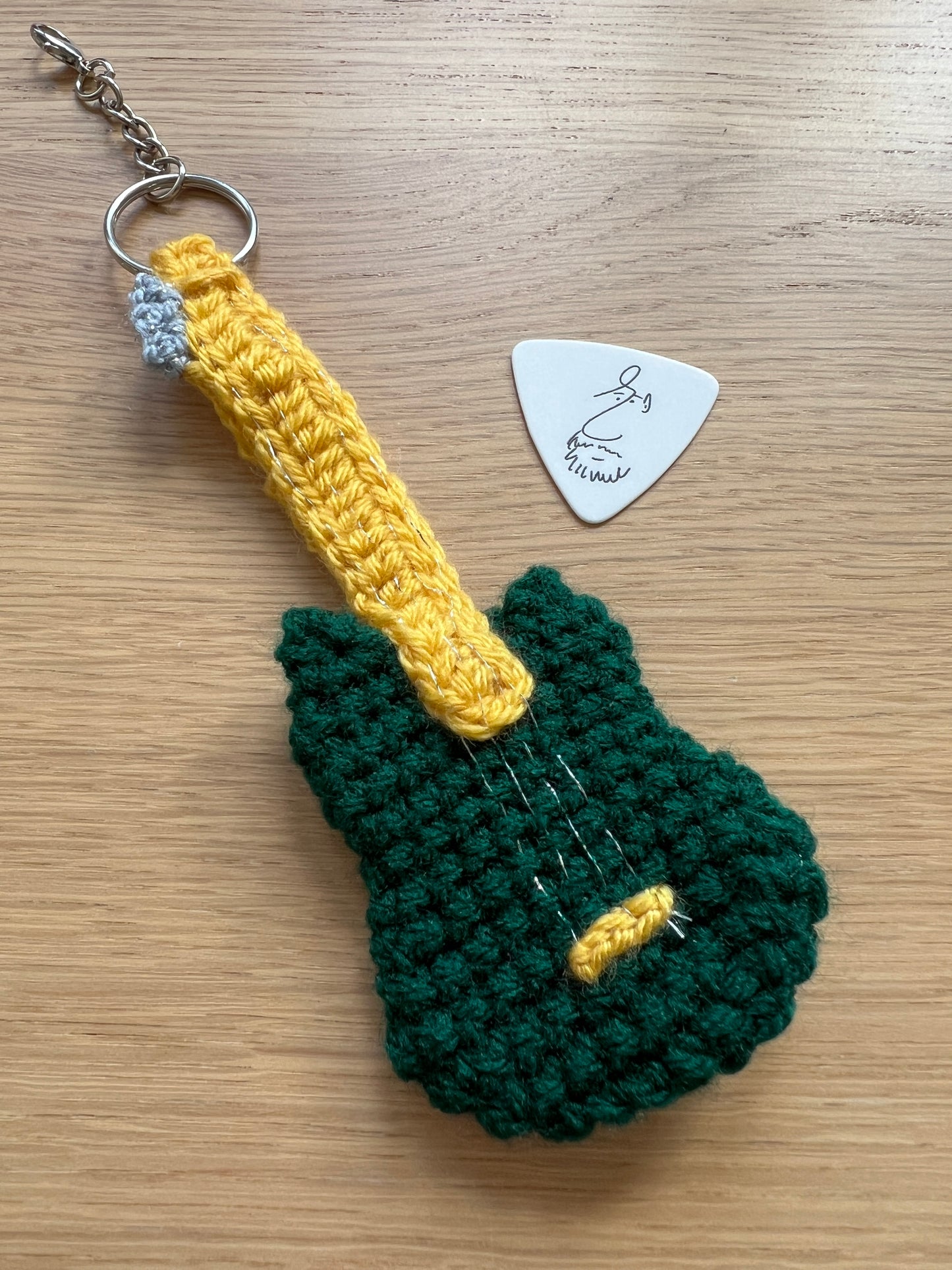 Breloczek szydełkowa gitara + kostka do gry