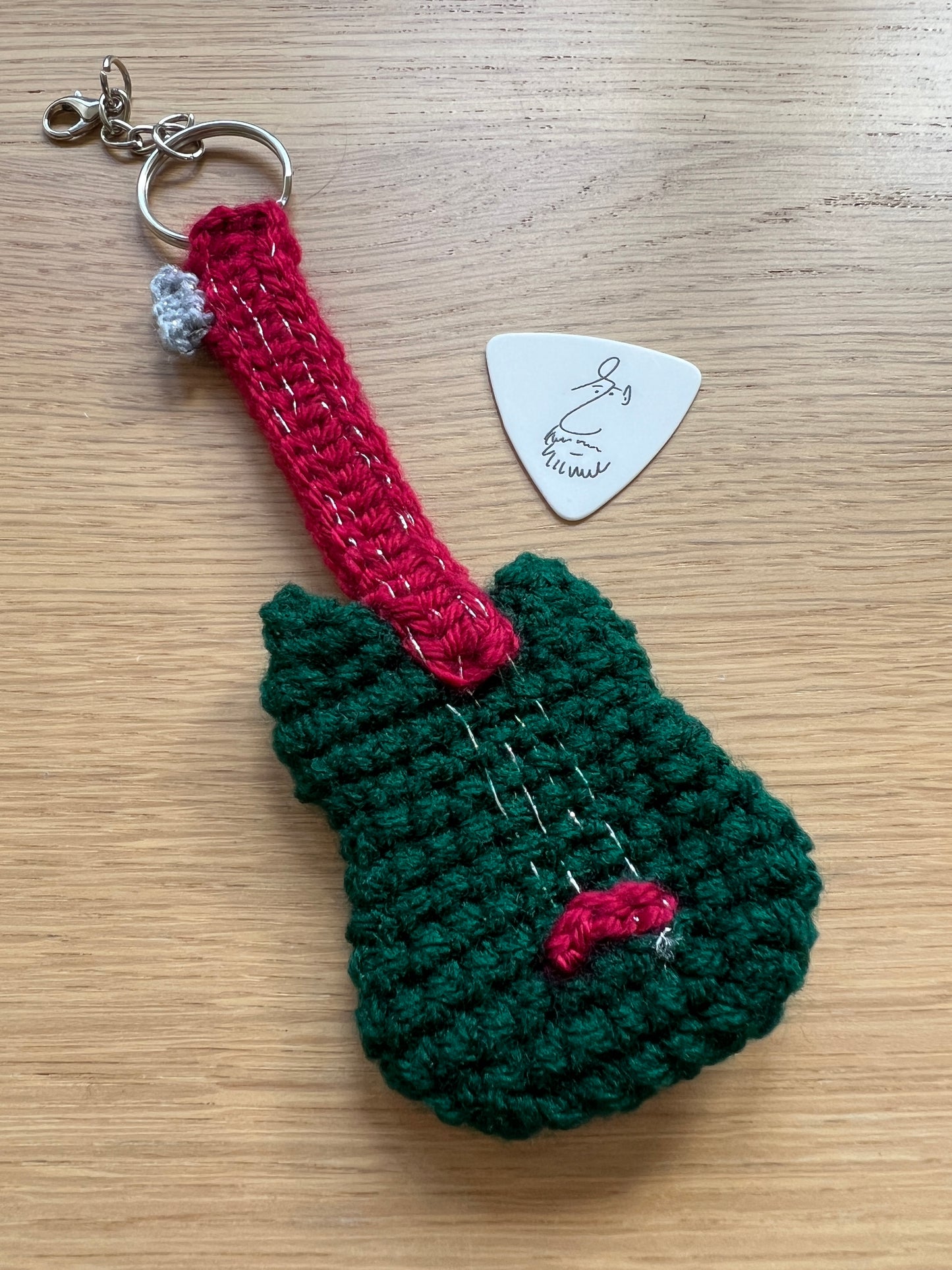 Breloczek szydełkowa gitara + kostka do gry