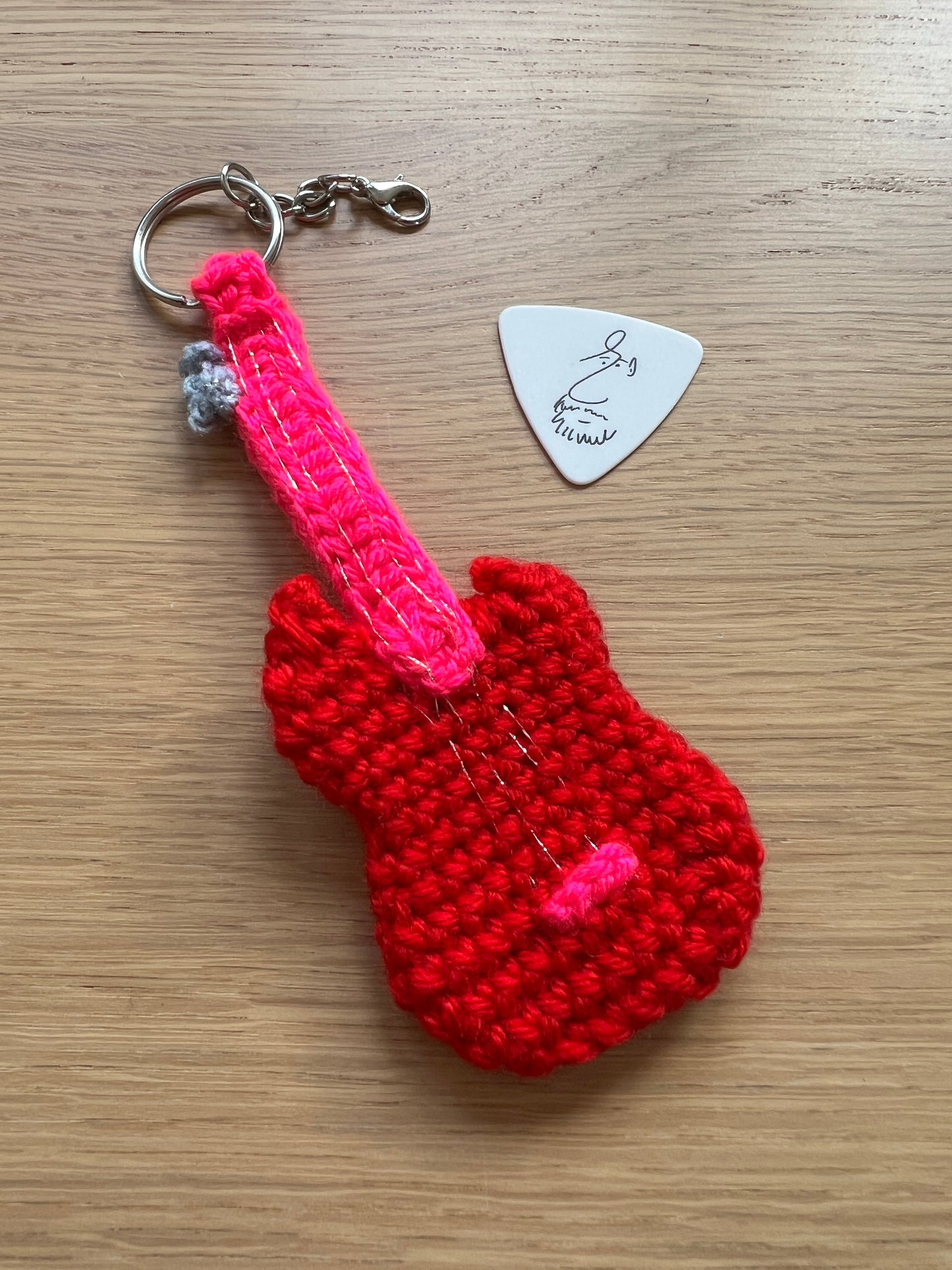 Breloczek szydełkowa gitara + kostka do gry