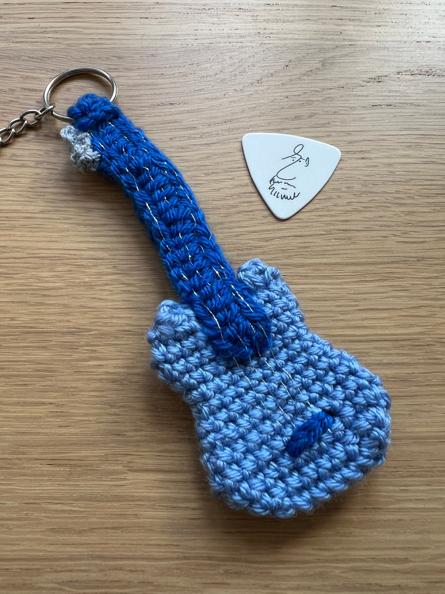 Breloczek szydełkowa gitara + kostka do gry