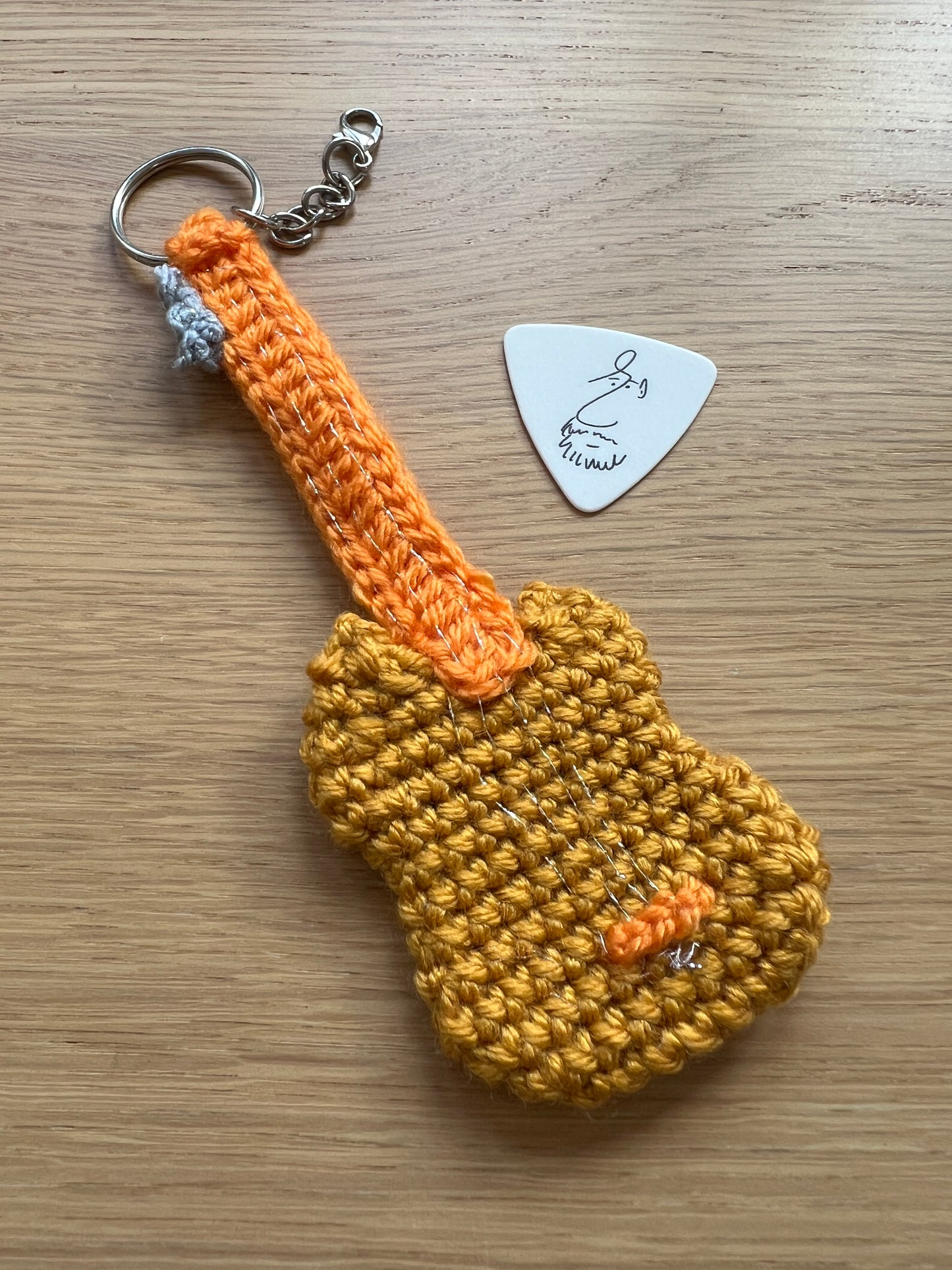 Breloczek szydełkowa gitara + kostka do gry