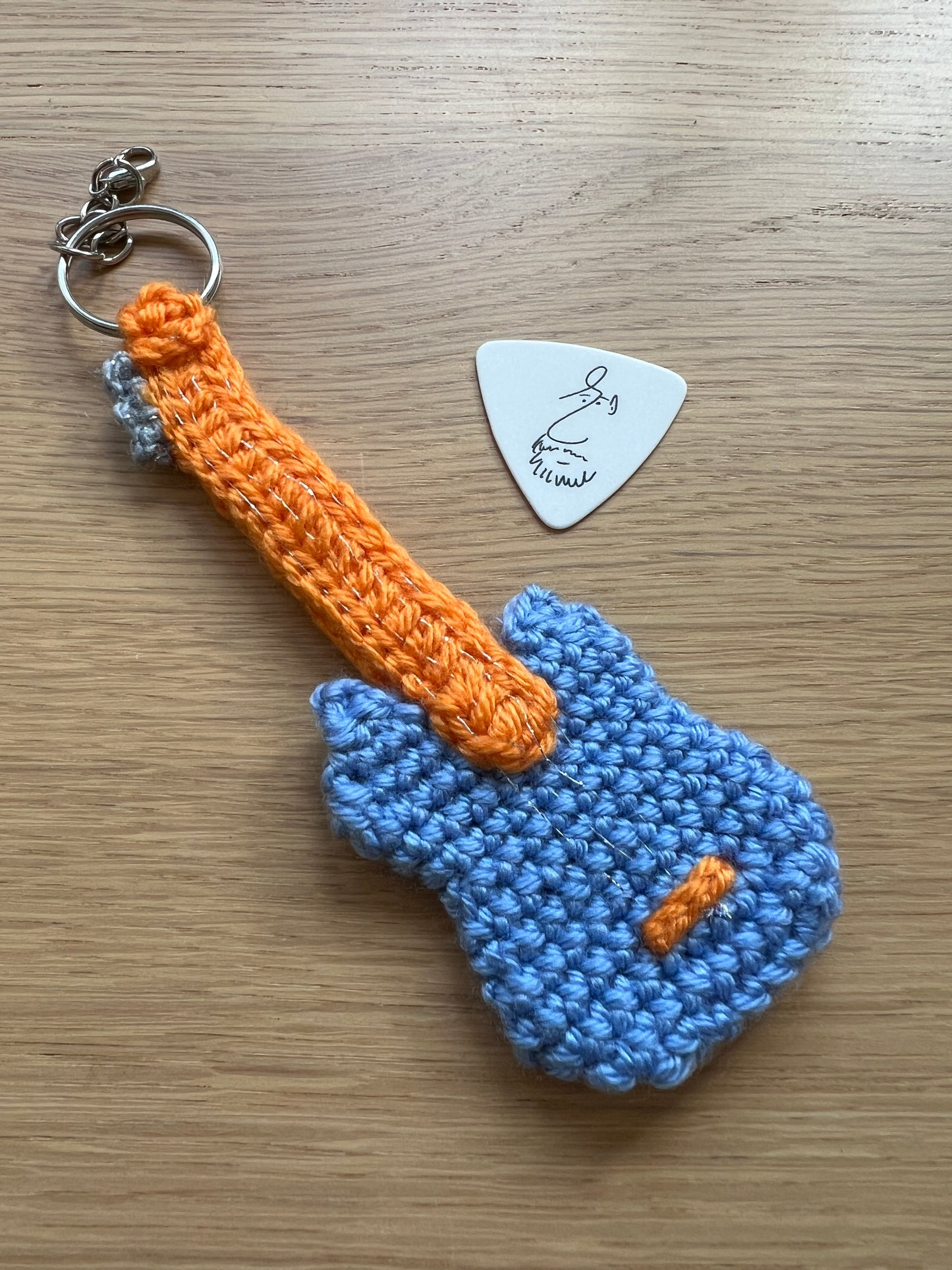 Breloczek szydełkowa gitara + kostka do gry