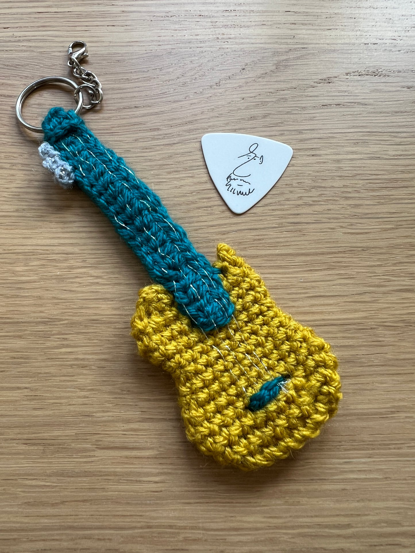 Breloczek szydełkowa gitara + kostka do gry