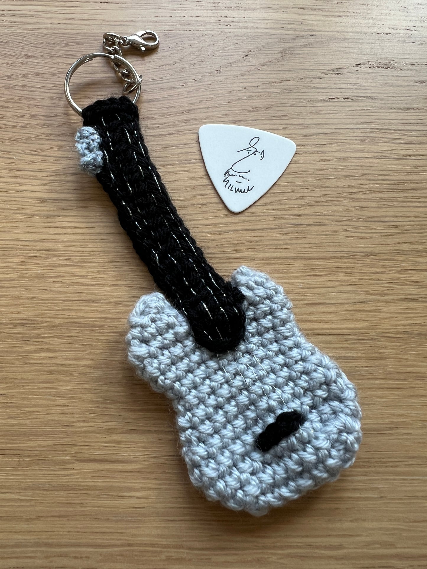 Breloczek szydełkowa gitara + kostka do gry