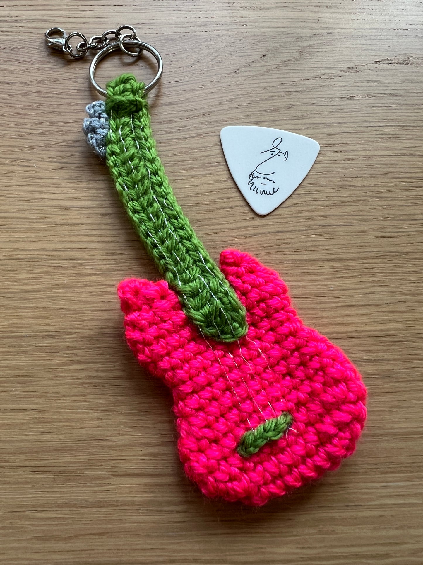 Breloczek szydełkowa gitara + kostka do gry