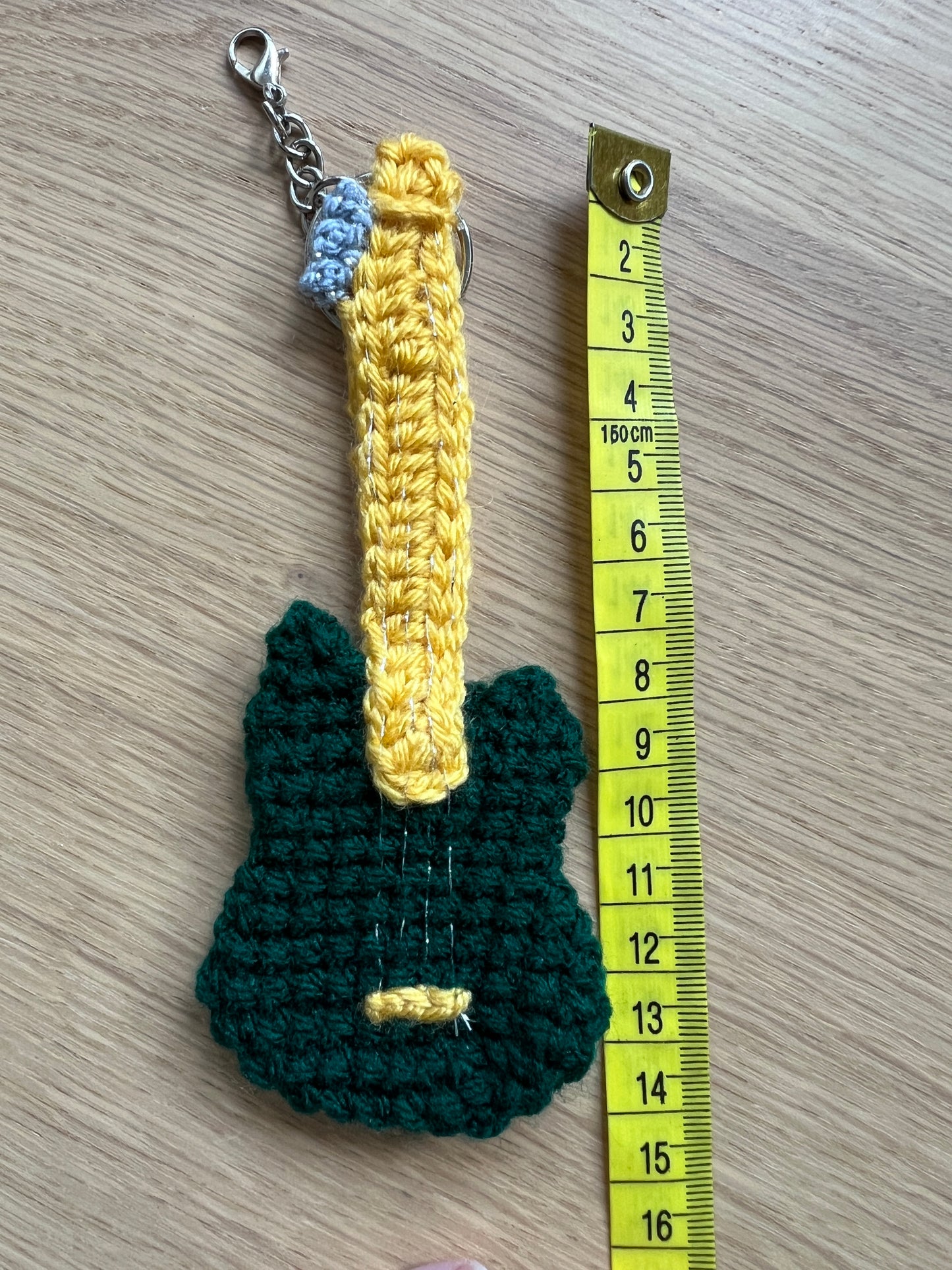 Breloczek szydełkowa gitara + kostka do gry