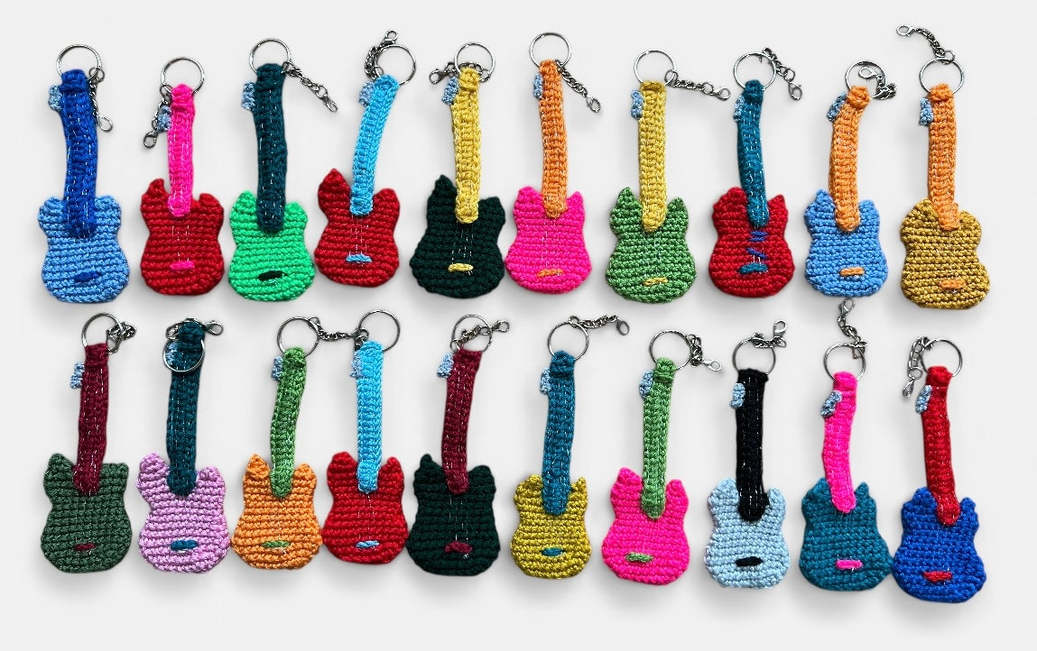 Breloczek szydełkowa gitara + kostka do gry